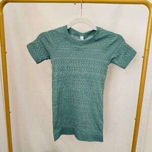 Lululemon Women’s Teal Short Sleeve Quick Dry Athletic Shirt Size 2!